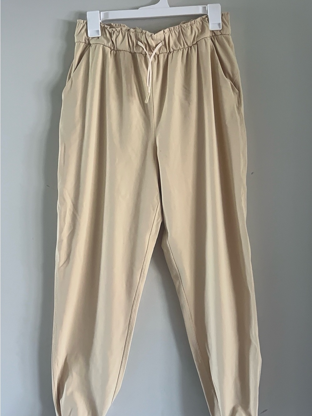 lululemon athletica Women’s Drawstring Joggers in Light Beige